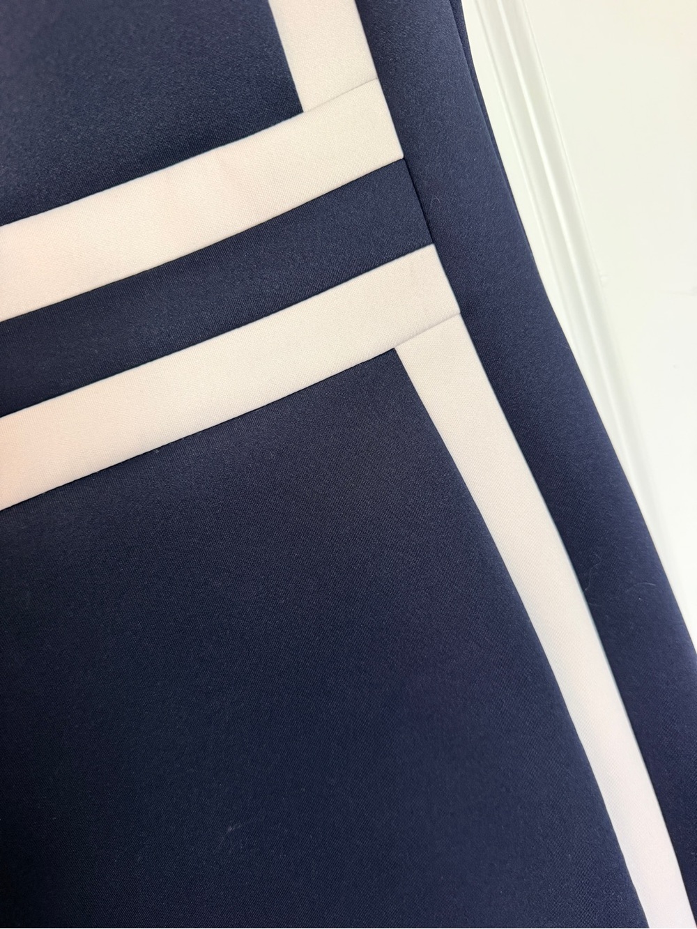 Sleeveless Navy and White Sheath Dress - Classic Contrast Design Calvin Klein - Picture 3 of 4